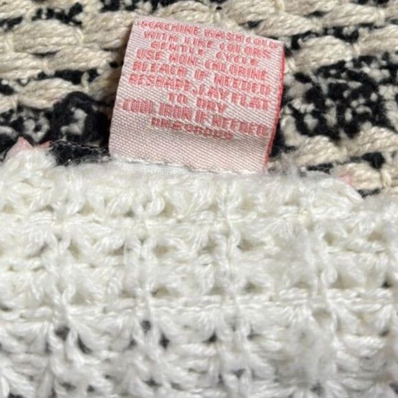 Knit Minded Women's Large Cozy Oversized Cropped Sweater - Picture 5 of 5